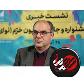 مدیر جشنواره و جایزه موسیقی همایون خرّم (نوای خرم) با ارائه توضیحاتی از برگزاری هفتمین دوره این رویداد موسیقایی در سال ۱۴۰۰ به دلیل اقدامات پیشگیرانه برای شیوع بیماری کووید ۱۹ خبر داد. «بردیا صدرنوری» آهنگساز، نوازنده و مدیر برگزاری جشنواره و جایزه موسیقی نوای خرم با بیان اینکه هفتمین دوره این جشنواره در سال ۱۳۹۹ برگزار نمی‌شود، توضیح داد: «با توجه به شرایط ناشی از بیماری کووید ۱۹ و عدم امکان برنامه­ریزی برای اجراهای صحنه­ای و گروهی بخش رقابتی، هفتمین جشنواره و جایزه همایون خرّم در سال ۱۴۰۰ برگزار می‌شود.» مدیرمسئول موسسه فرهنگی و هنری رادنواندیش افزود: «برنامه‌ریزی برای برگزاری هفتمین دوره جشنواره و جایزه همایون خرّم (نوای خرّم ۷) طبق روال سنوات پیش، پس از اتمام جشنواره ششم آغاز شد. اما شرایط روز جامعه ناشی از بیماری کووید ۱۹ و نیز آثار منفی آن بر کیفیت برگزاری جشنواره شرایطی را فراهم ساخت که این دوره از جشنواره را به سال آینده موکول کنیم.» این نوازنده پیانو و آهنگساز موسیقی ایرانی بیان کرد: «بخش اصلی و مهم جشنواره نوای خرّم، بخش رقابتی و اجراهای صحنه­ای کودکان و نوجوانان برای اجرای حضوری در مقابل داوران جشنواره و مخاطبین است که هر ساله با حضور پرشور هنرآموزان، خانواده‌ها، مدرسان موسیقی، مسئولان آموزشگاه‌های موسیقی و نیز علاقه‌مندان طی ۴ تا ۸ روز در تهران برگزار می‌شود؛ اما با وضعیت کنونی و پیش‌بینی‌ها در مورد وضعیت چند ماه آتی بیماری کووید ۱۹، برنامه‌ریزی اجراهای حضوری و صحنه‌ای غیرممکن به نظر می‌رسد. کمااینکه در مجوزِ صادره از سوی دفتر موسیقی وزارت فرهنگ و ارشاد اسلامی، برگزاری برنامه‌های مربوط به جشنواره در زمان مقرر، مشروط به تصمیم و مجوزهای ستاد ملی مبارزه با کرونا شده است. از طرفی با توجه به زیرساخت‌های فنی موجود و کیفیت اینترنت و به تبع آن کیفیت صدا و تصویر، امکان اجرای زنده (لایو) و داوری هم‌زمان به صورت جدی و با کیفیت مناسب، امکان‌پذیر نیست. وی افزود: «بخش مهم دیگری از جشنواره نوای خرّم، بخش اجراهای گروهی و اجراهای آموزشگاها است که از دستاوردهای پرارزش جشنواره به شمار می‌رود و به واسطه آن هر ساله گروهای موسیقی بسیاری در رده سنی کودک و نوجوان به صورت آزاد، آموزشگاهی یا در مدارس تشکیل می‌شود. بنابراین با توجه به شرایط موجود، امکان تجمیع و تمرین گروها در فضاهای سربسته و آموزشگاهی بسیار دشوار و پرریسک است که ستاد جشنواره به هیچ وجه تمایل ندارد که به انگیزه شرکت در جشنواره، اسباب این دورهمی را فراهم کند؛ کما اینکه برگزاری جشنواره بدون این بخش هم مغایر اهداف جشنواره در تشویق هنرآموزان به تشکیل گروه و انجام فعالیت­های موسیقایی گروهی است.» صدرنوری گفت: «با توجه به تمامی موارد اشاره شده، ستاد جشنواره به این جمع بندی رسید که برای حفظ سلامتی هنرآموزان، خانواده‌ها و مدرسین موسیقی، هفتمین دوره جشنواره و جایزه همایون خرّم (نوای خرمّ ۷) را به سال ۱۴۰۰ موکول کند؛ به امید آنکه با الطاف الهی تا آن زمان شرایط برگزاری یک جشنواره با کیفیت در حد و اندازه موسیقی اصیل و ملی ایران و نام استاد همایون خرّم فراهم شود.» مدیر جشنواره و جایزه موسیقی همایون خرم (نوای خرم) در بخش پایانی صحبت های خود تاکید کرد: «ستاد جشنواره برای حفظ ارتباط با هنرآموزان، اعضای گروه­های موسیقی و آموزشگاه­های شرکت کننده در دوره‌های پیشین جشنواره به عنوان اعضای فعلی خانواده نوای خرّم و نیز برای جذب اعضای جدید در این خانواده بزرگ، برنامه­هایی را تدارک دیده است که به مرور از طریق درگاه‌های www.radnoandish.com و www.khorramfestival.com و صفحه نوای خرّم در اینستاگرام (navaye_khorram) و سایر رسانه‌ها اطلاع رسانی خواهد کرد. جشنواره و جایزه همایون خرّم (نوای خرّم)، از جمله رویدادهای موسیقایی بخش خصوصی است که هر ساله با هدف ارتقای سطح هنری و موسیقایی و و استفاده از نمونه ها و الگوهای موجود در هنر ایرانی برای هنرمندان گروه سنی زیر ۱۸ سال توسط موسسه فرهنگی هنری «راد نو اندیش» با مدیریت بردیا صدر نوری برگزار می شود. در این جشنواره غیر دولتی نوازندگان تمامی سازها، خوانندگان و همچنین گروه‌های موسیقی کودک و نوجوان داوطلب (کمتر از ۱۸ سال) با اجرای یکی از تصانیف و یا قطعات بی‌کلام استادان موسیقی ایران که به شکل رسمی عرضه شده، به صورت تک‌خوانی، تک‌نوازی، هم‌خوانی، هم‌نوازی و گروه‌نوازی شرکت می کنند.